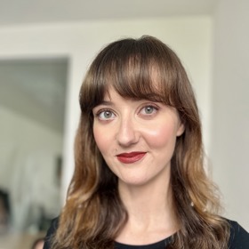 Jemně zvýrazněné oči a rty nechávají vyniknout svěží a sjednocené pleti.