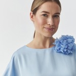 Broží můžete ozvláštnit elegantní, ale jednoduchou a decentní halenku. Brož s květinou, Tatuum, 499 Kč
