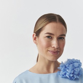 Broží můžete ozvláštnit elegantní, ale jednoduchou a decentní halenku. Brož s květinou, Tatuum, 499 Kč