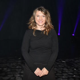 Módní návrhářka Martina Pipková Loudová sama nejraději chodí v černé - má ji jako pracovní uniformu. Zákaznicím ale radí něco jiného. 