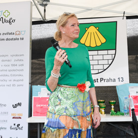 Helena Vondráčková dodala svému outfitu prvek originality i v podobě trendy květinového pásku.