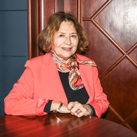 Herečka uvázala šátek na krk místo náhrdelníku.