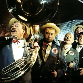 Snímek z filmu Hudba z Marsu, který byl ve své době velmi populární. Na snímku z filmu je třetí zleva herec František Kovářík. Před ním stojí Josef Hlinomaz, jako první zleva je Jaroslav Marvan. Za Františkem Kováříkem stojí prvorepubliková hvězda, Oldřich Nový.