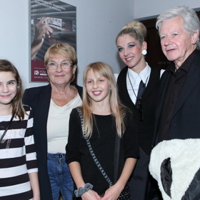 Paní Věra jako jediná z rodiny profesně nesměřovala k umění. Své blízké v něm ale podporuje. 