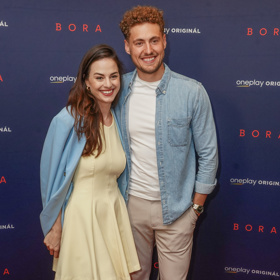 Bety Minaříková oblékla pastelově žluté letní šaty s áčkovou sukní a pastelově modrým svetříkem, Vojta Urban ji doprovodil v džínové košili, bílém tričku a bílých teniskách. 