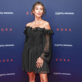 Daniela Zálešáková oblékla černé koktejlky z průhledného materiálu v oblasti rukávů a s odhalenými rameny. 