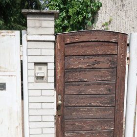 Původní dveře se začínají rozpadat.