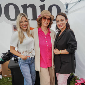 Legendární moderátorka za kolegyněmi, které jsou o generace mladší, nikterak nezaostává.