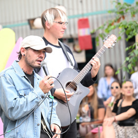 Renne Dang se proslavil jako rapper.