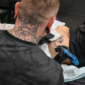 Jakub Kotek si nechal v tetovacím studiu vytetovat podobiznu Mikýře.