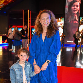 Zatímco Andrea oblékla královsky modré šaty v délce po kolena, Rozárka vynesla džínovou bundu přes růžové letní šatičky.