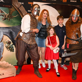 Houslistka Markéta Muzikářová se zahalila do džínového kompletu a do kina vzala dvě starší děti, syna Nicolase a dceru Victorii, která oblékla červené šatičky.