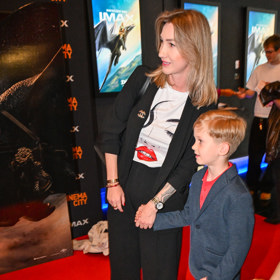 Modelka Dominika Mesarošová ukázala syna Eliána. Ten oblékl džíny, elegantní sako a pod něj červené tričko.