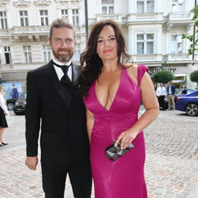 Šaty jí střihově krásně tvarovaly postavu, ale její výstřih vše až moc zastínil.