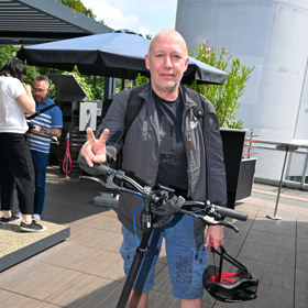 Robert Jaškow přijel mezi novináře na elektrické koloběžce a v džínových kraťasech. 