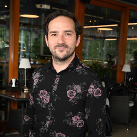 Matouš Ruml oblékl černou květovanou košili a černé kalhoty.