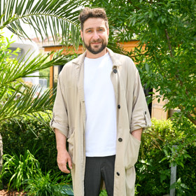 Outfit doplnil Marek Němec bílými teniskami.