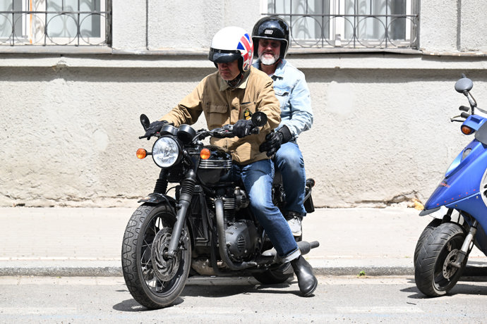 Nerozluční bratři na motorce.