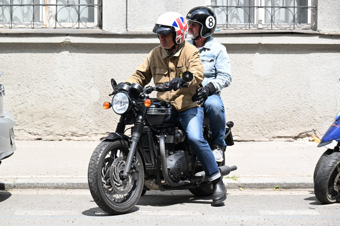 David Matásek s bratrem na motorce.