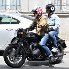 Bratři spolu na tiskovou konferenci přijeli na motorce.