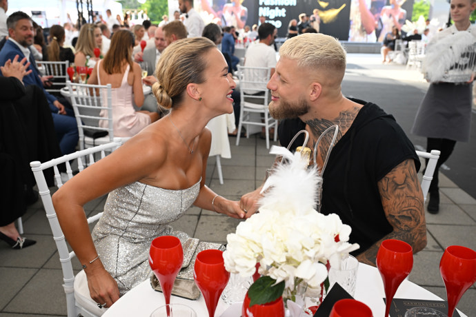 Nela Slováková a Radek Roušal vypadají velmi šťastně.