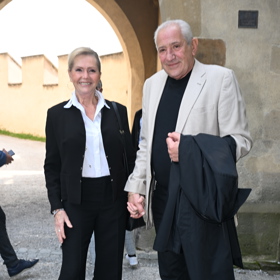 Helena Vondráčková s Martinem Michalem. Zpěvačka oblékla černý kalhotový kostýmek, bílou košili a bílé tenisky.