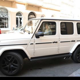 Padesát tisíc měl posílat na účet, dalších zhruba 50 tisíc podle něj padalo na luxusní Mercedes třídy G.
