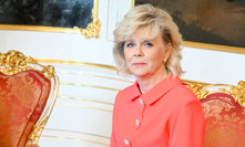 Eva Pavlová v oranžovo-červených šatech.