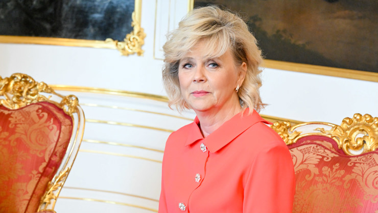 Eva Pavlová v oranžovo-červených šatech.