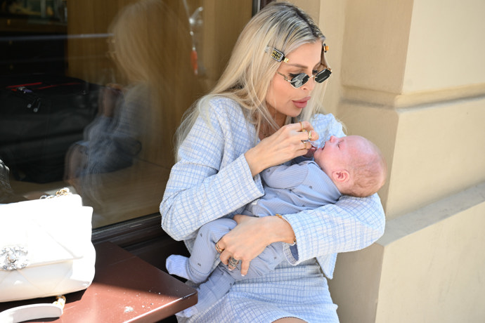 Lela Ceterová se synkem Arniem.