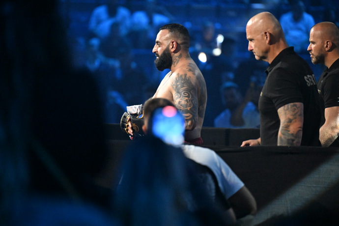 Král Pablo míří do klece.