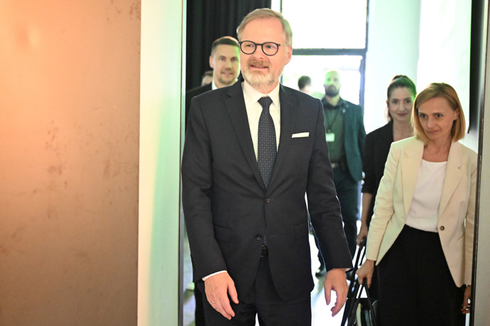 Petr Fiala po debatě zamířil do šatny.