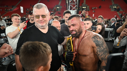 FOTO: Karlos Vémola po zápase běžel za Ivo Rittigem.