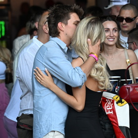 Justýna Zedníková a Jan Macák při polibku.