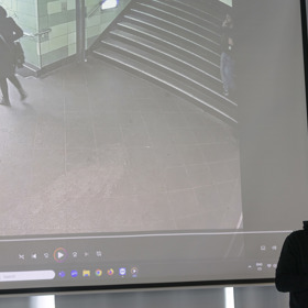 Ženy podle Petra Mrňy nevěnují pozornost okolí a neumí správně vyhodnotit rizikovou situaci. Například nosí kapuci a sluchátka. 