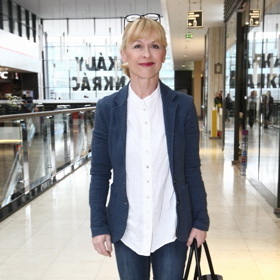 To je vidět i na tomto příkladu. Stačilo by košili zastrčit do kalhot s vyšším pasem a místo kozaček zvolit nízké boty. 