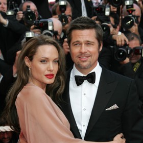 Nejdelší a nejslavnější vztah měla Angelina s kolegou Bradem Pittem. Dohromady se dali během natáčení filmu Mr. & Mrs. Smith, kdy slavný blonďák ještě randil s Jennifer Aniston. Angie v zamilovanosti ustoupila od své zásady, že nechce biologické potomky, a společně vychovali šest dětí. Dva roky po dlouho odkládané svatbě se ale rozešli a oficiálně byli rozvedeni až osm let poté.