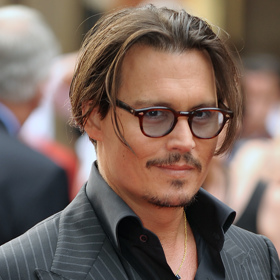 Na premiéře filmu Veřejní nepřátelé v roce 2009 se Johnny Depp blýskl v kraťoučkém mikádu s delšími prameny u obličeje a kratšími po stranách hlavy a na týlu. Jak vidno, sluší mu i uhlazený účes.