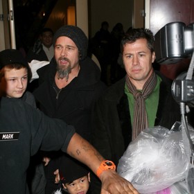 Brad a Doug Pittovi na procházce v New Yorku v roce 2009. Poznali byste v této avantgardní dvojce možná nejslavnějšího krasavce planety a veleúspěšného podnikatele? Asi ne...