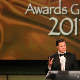 Doug Pitt je vyslancem dobré vůle v Tanzanii. Podporuje také studenty v rodné Missouri, aby měli na obědy, lékařskou péči a hygienické pomůcky.