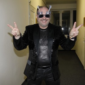 Michal David si v minulosti troufnul na sako z černých flitrů doplněné o extravagantní brýle. 