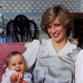 Jeho roztomilost princ William. I když blonďatý chlapeček nebyl nikdy zdaleka tak veselý a bezprostřední jako jeho bráška Harry, s obdivovatelkami z pískoviště to bezpochyby uměl už od batolecího věku...