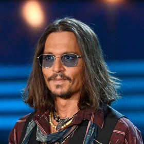 Ač mu lehké vlny svědčí nejvíce, herec se nezříká ani rovných vlasů v dlouhém provedení. Třeba jako na 55. ročníku předávání cen Grammy v roce 2013.