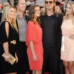 Doug Pitt se sice objevil jen ve dvou reklamách, na červeném koberci ale není úplný nováček. S Bradem a manželkou Lisou (vlevo) zavítal například na premiéru Světové války Z v roce 2013.