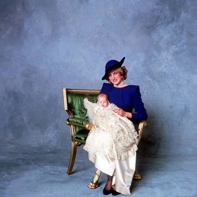 Charles nedokázal skrýt zklamaní ani na křtu malého Harryho. Tchyni Frances Shand Kydd tehdy pošeptal, že jsou s Dianou smutní, protože si mysleli, že se jim narodí holčička. Frances na to opáčila, že může být rád, že má dítě. 