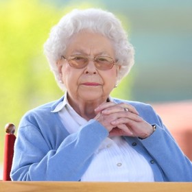 I když stran úpravy nehtů nestanoví královský protokol žádné pravidlo, královna Alžběta II. byla proslulá tím, že barevnou manikúru považovala za vulgární a sama dlouhá léta používala jediný lak ve světle růžovém odstínu.