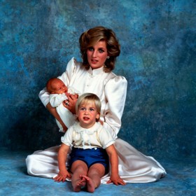 Jeho kulišácky nesmělý pohled z pózování s novorozeným bráškou Harrym a šťastnou maminkou Dianou mu zůstal až do dospělosti.