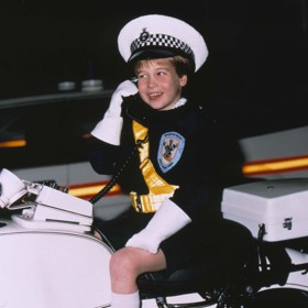 Že z blonďatého princátka jednou vyroste idol žen, bylo jasné už v jeho pěti letech, kdy si takto frajersky osedlal policejní čtyřkolku.