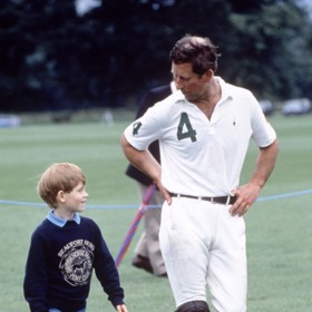 Vztah Charlese s druhorozeným synem Harrym nebyl nikdy optimální a postupem času se jen komplikoval. Nejen vinou tátova citového chladu, ale i Harryho četných extempore.