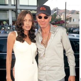 S hercem Billym Bobem Thorntonem jí to po svatbě klapalo dva roky. Rozchodu nezabránil ani fakt, že na důkaz lásky nosili na krku ampuli s krví svého protějšku.